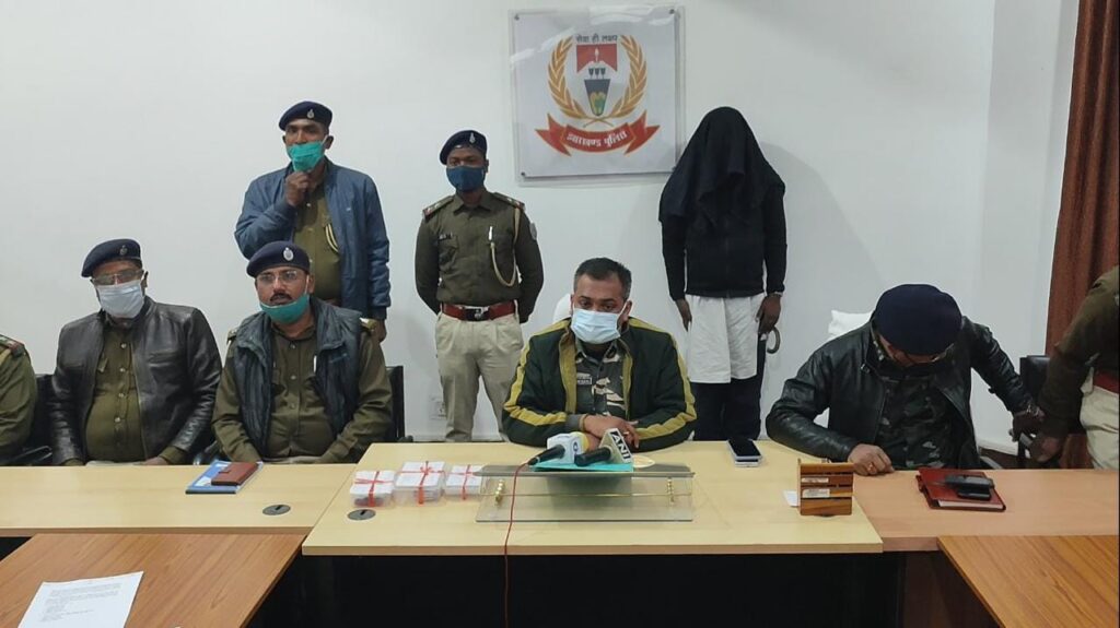 लातेहार ज़िले के महुआडांड़ थाना पुलिस ने लेवी के एक लाख 70 हजार रूपये के साथ दो माओवादी समथर्क को गिरफ्तार किया है।