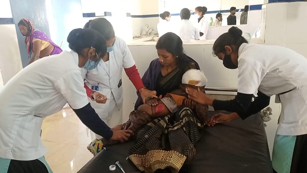 गढ़वा रमना मार्ग पर टेंपो पलटा, बच्चे समेत आठ लोग हुए घायल।