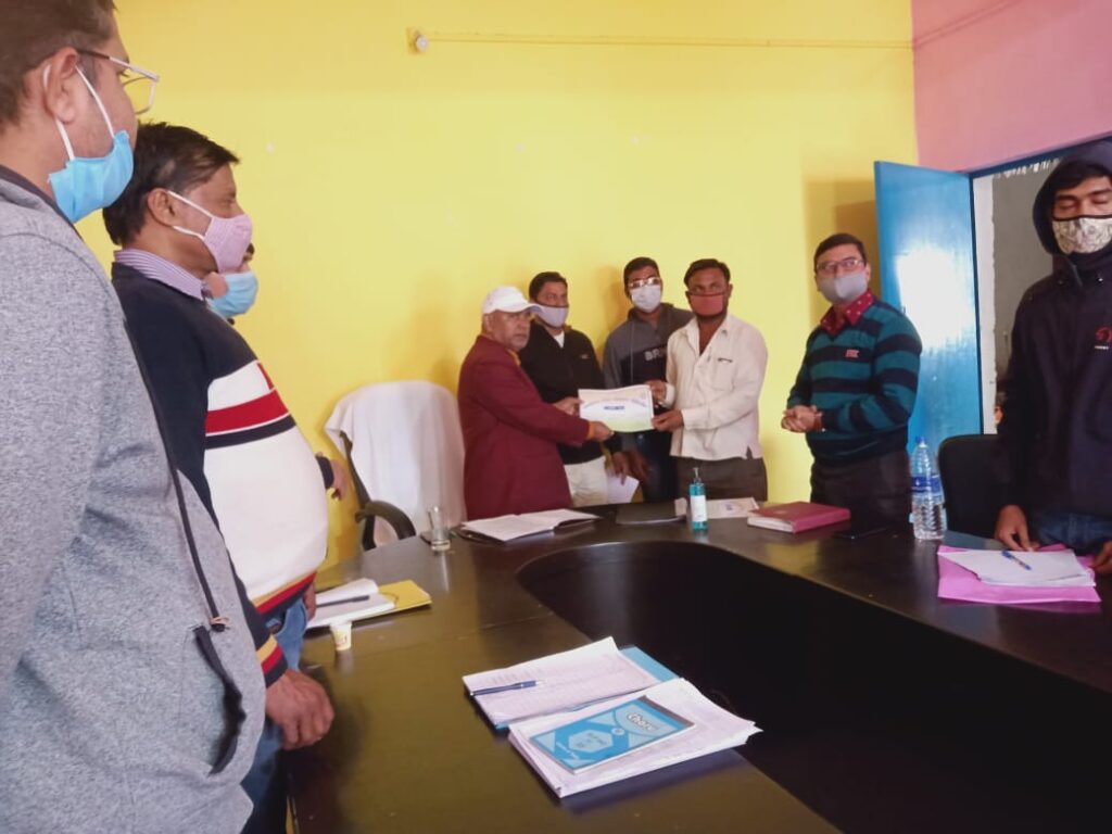 मंझिआंव(गढ़वा):स्वक्षता सर्वेक्षण 2022 के तहत नगर पंचायत के सफ़ाई कर्मियों एवं जागरूकता फैलाने वाले कर्मीयो को पुरस्कृत किया गया।