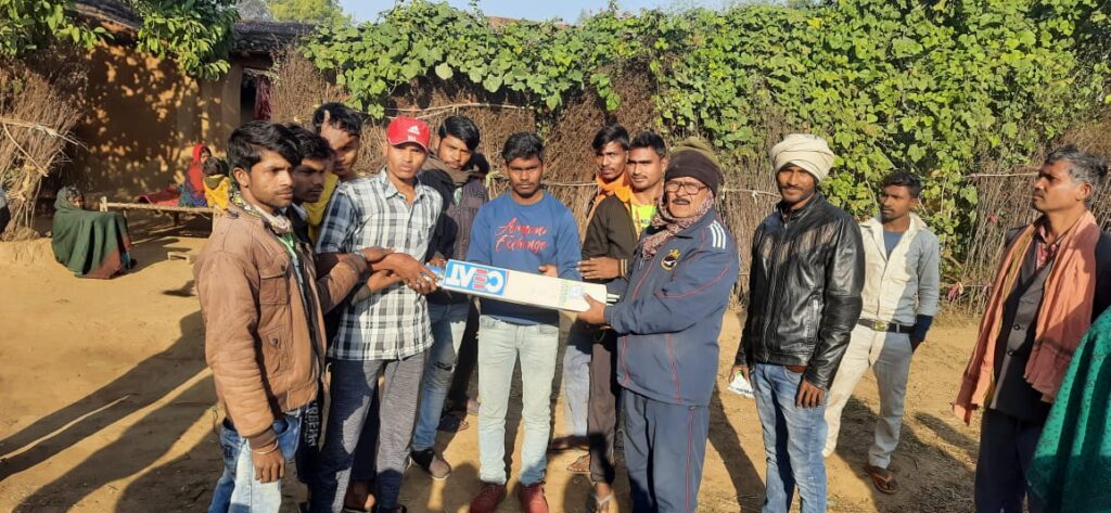 प्रखंड के सदर पंचायत रमना के वार्ड नम्बर-12 में भूतपूर्व सैनिक एवं मुखिया प्रत्याशी गोपाल राम के द्वारा युवाओं को प्रेरित करने के उद्देश्य से बैट – बॉल का वितरण किया गया।