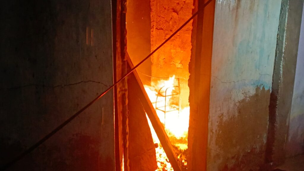 गढ़वा शहर के कपड़ा दुकान में लगी भीषण आग