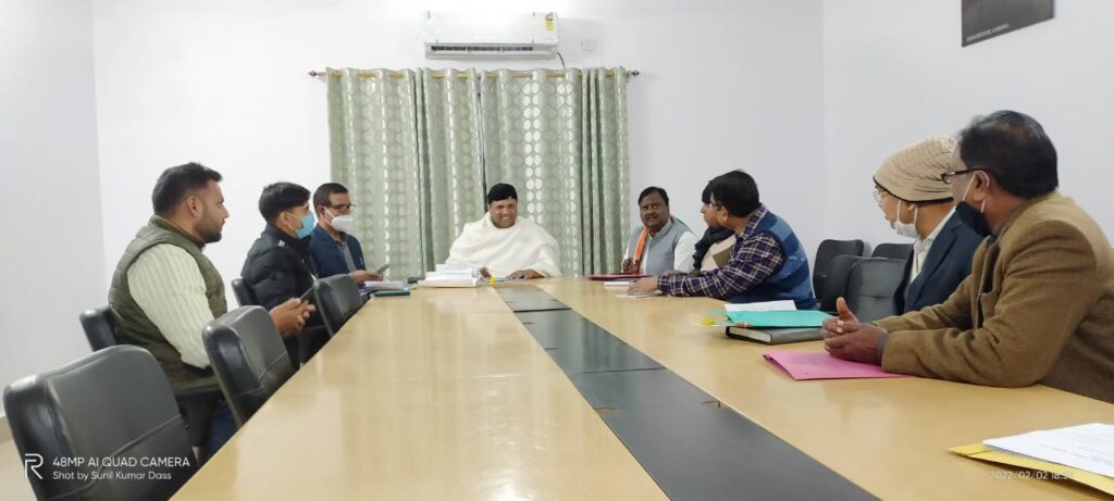 मंत्री बादल पत्रलेख ने गढ़वा जिला के अधिकारियों के साथ की बैठक, समस्याओं का लिया जायजा दिए कई निर्देश