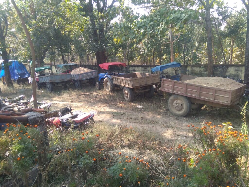 अवैध बालू लदे छह ट्रैक्टर को प्रशासन ने किया जप्त