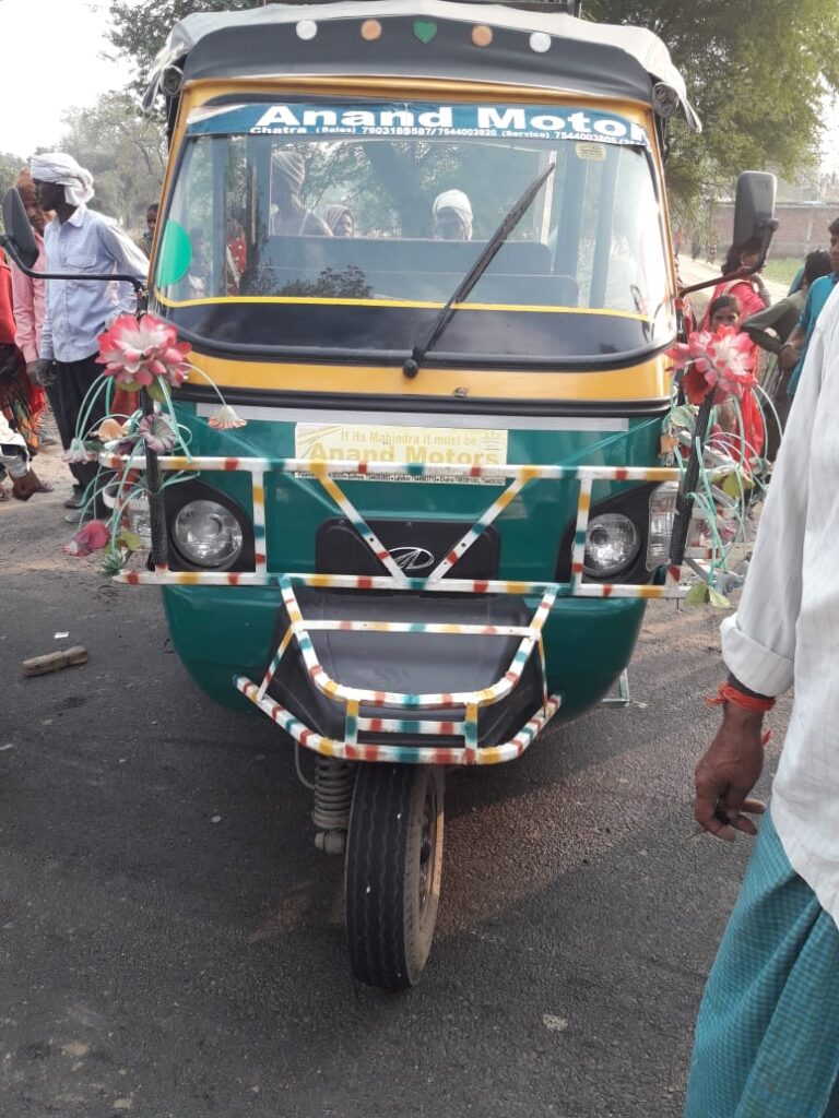 गढ़वा नगर उंटारी- सड़क पर टेंपो अनियंत्रित होकर पलट गई। एक की मौत चार घायल