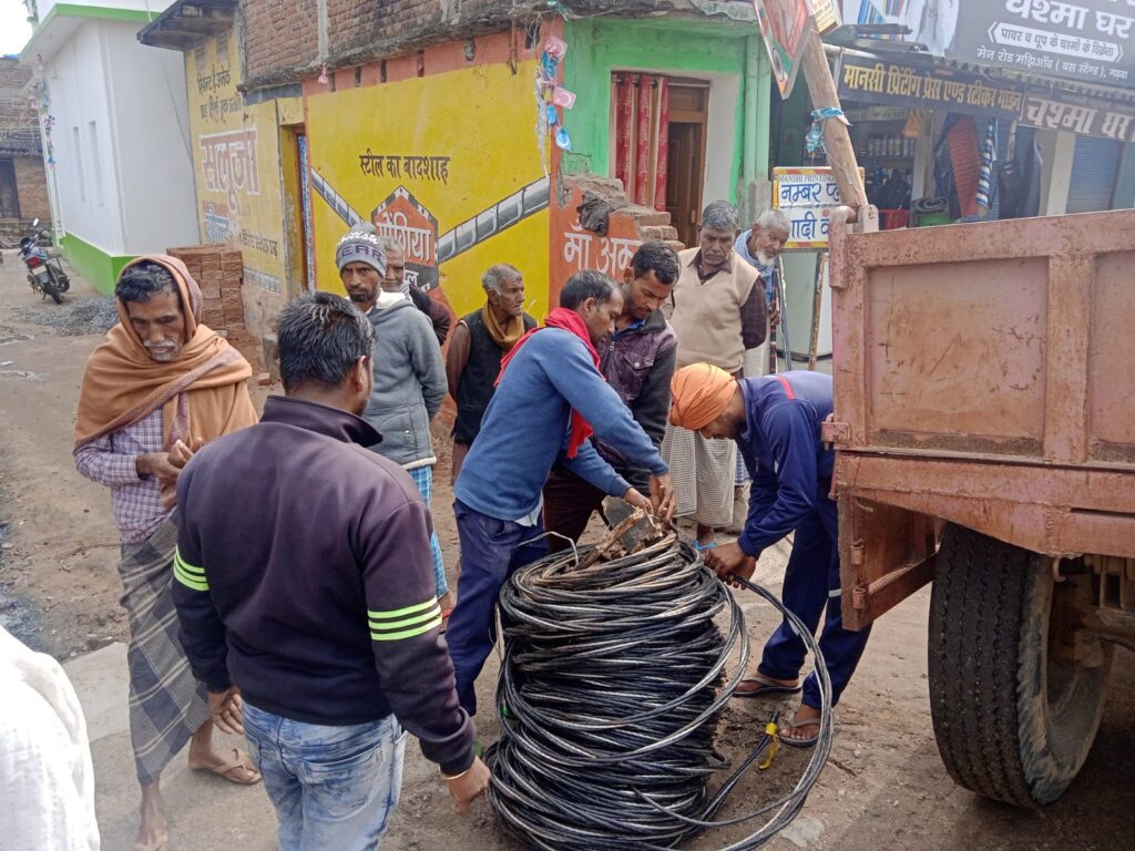 युवा समाजसेवी मारुतिनंदन सोनी के पहल पर बिजली विभाग के द्वारा लगाया जा रहा है तार।