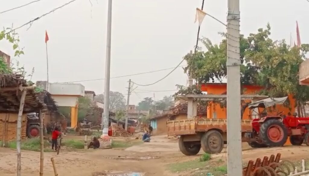 ग्रामीणों से समूह से पैसा दिलवाने के नाम पर लाभुकों से पैसा लेकर हुआ फरार।