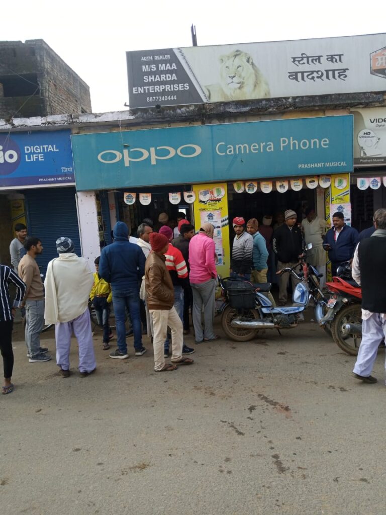 गढ़वा विशुनपुरा में मोबाईल दुकान से की लाखो की चोरी मौके पर पहुंचें थाना प्रभारी और SDPO