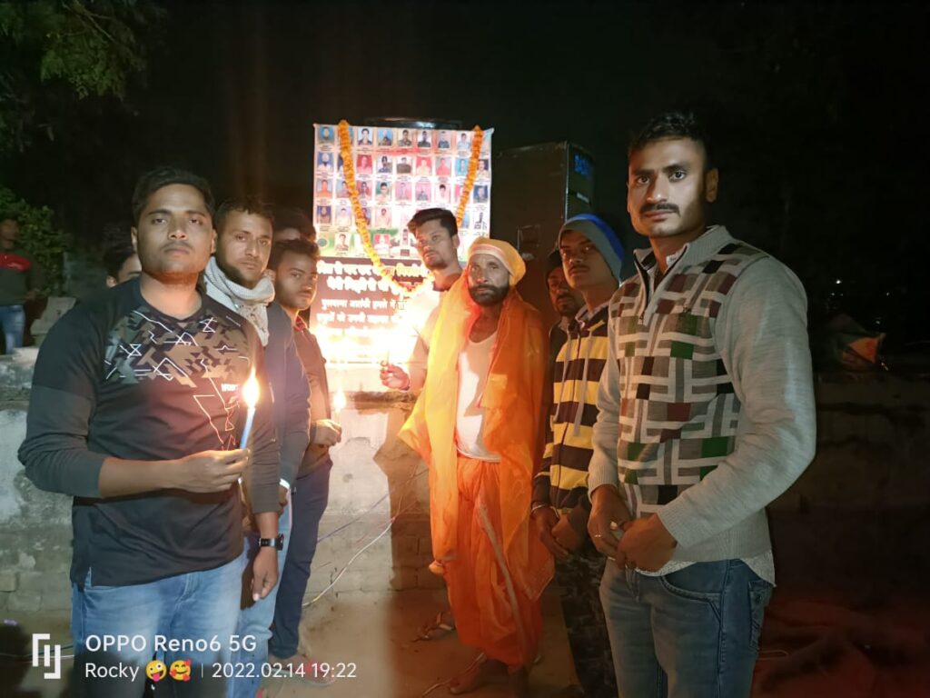 मंझिआंव(गढ़वा):जम्मू कश्मीर के पुलवामा आतंकी हमले में शाहिद सीआरपीएफ जवानों के सम्मान में कैंडल मार्च निकालकर कर श्रधांजलि दी गयी।