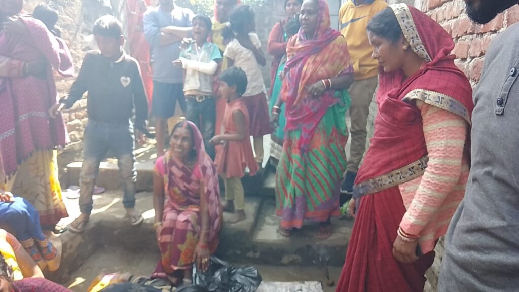 सड़क दुर्घटना में दोकी मौत, खबर सुनकर पांडू पंचायत के पूर्व मुखिया शोभा देवी पहुंची मृतक के घर।
