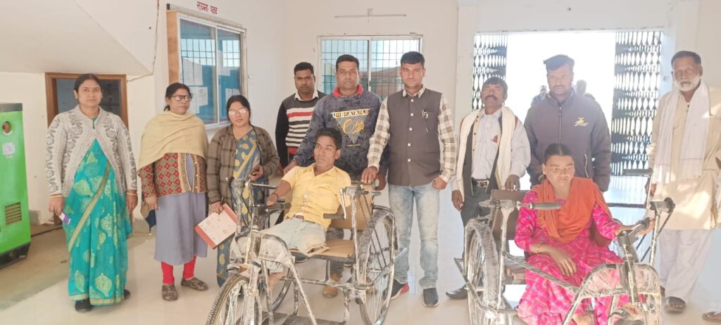 झामुमो युवा अध्यक्ष ने विकलांगों को दिलाया ट्राईसाइकिल