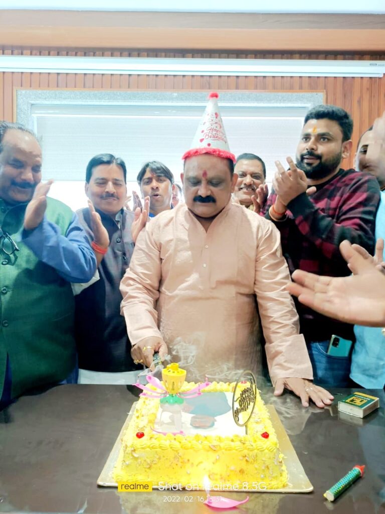 कार्यकर्ताओं ने केक काटकर मनाया मंत्री मिथिलेश का जन्मदिन