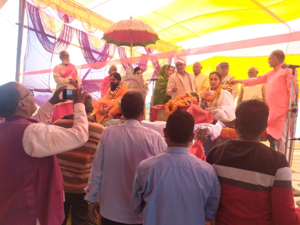 सतबहिनी झरना तीर्थ स्थल पर 21वॉ विराट मानस महायज्ञ में प्रवचन का पहला दिन श्रद्धालुओं का उमड़ी भीड़