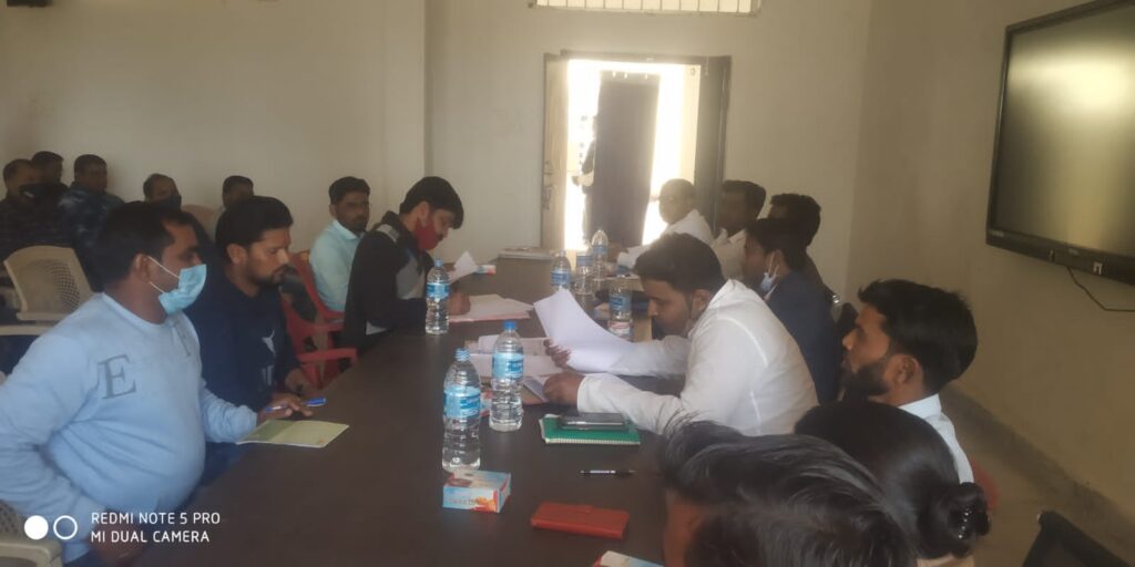 बीस सूत्री अध्यक्ष एवं बीडीओ की उपस्थिति में हुई सभी विभागों  के साथ समीक्षात्मक बैठक