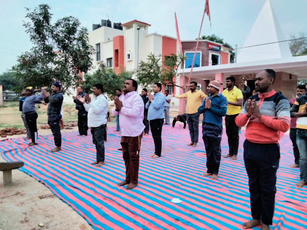 मेराल थाना के पुलिस पदाधिकारियों एवं जवानों ने किया सामूहिक सूर्य नमस्कार