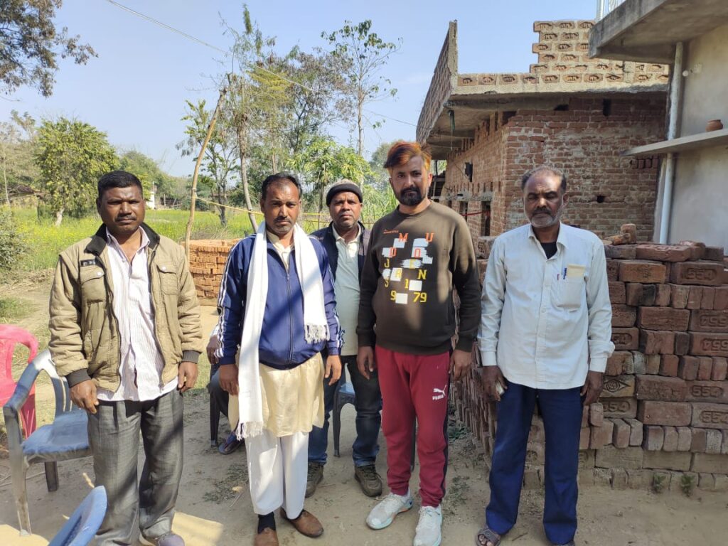 आवास प्लस योजना की सूची में हो रहे अनियमितता को लेकर 20 सूत्री उपाध्यक्ष को सौंपा पत्र