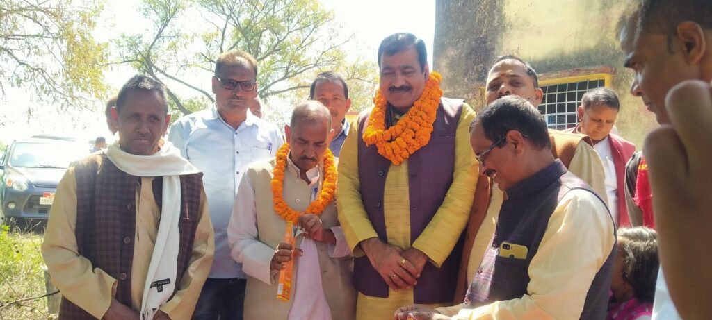 सड़क ही क्षेत्र के समुचित विकास का आईना है डॉ ईश्वर सागर चंद्रबंशी