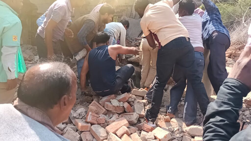 गढ़वा।भवनाथपुर सेल टाउनशिप का जर्जर क्वार्टर गिरा, एक की मौत, तीन घायल, गढ़वा बड़ी खबर