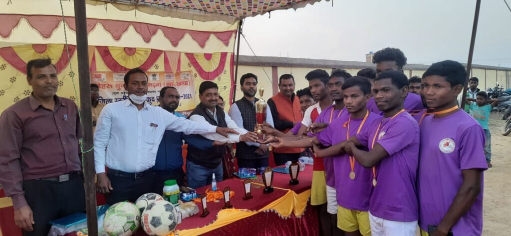 नेहरू युवा केंद्र की ओर से रामासाहू उच्च विद्यालय में चल रहे जिलास्तरीय खेलकूद प्रतियोगिता का फाइनल मैच खेला गया