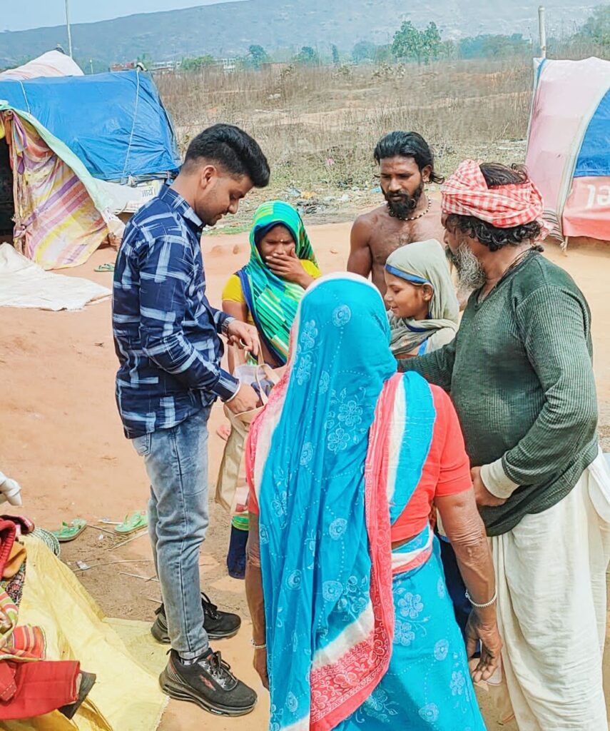 जन्मदिन के अवसर पे जरूरतमंदों को भोजन, कपड़े वह रक्तदान किया गया।
