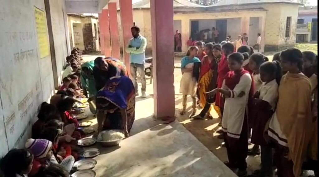 विद्यालय में आने पर बच्चों में दिखी खुशी, शिक्षकों ने बच्चों को दिया टाॅफी