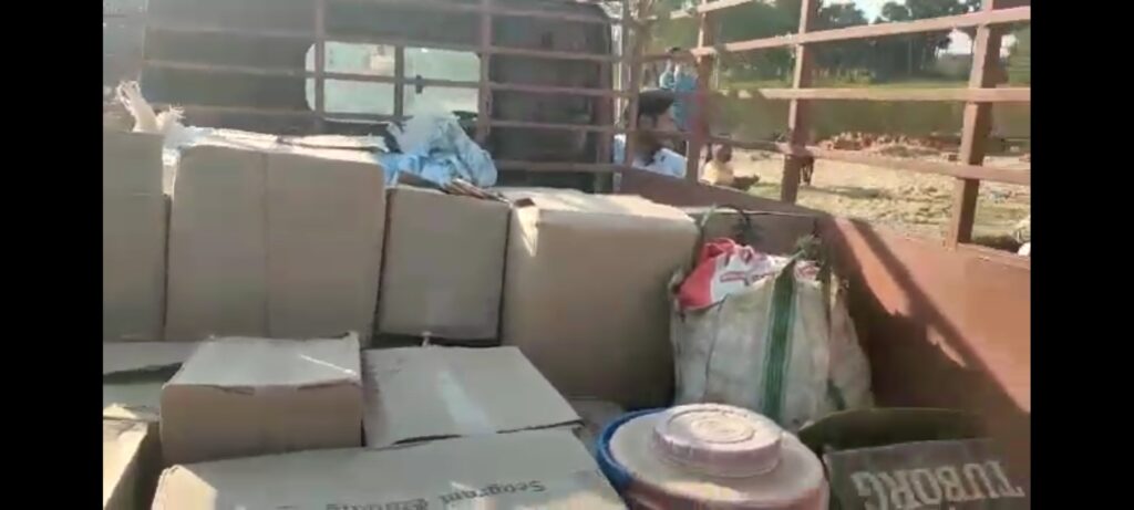 उत्पाद विभाग ने छापेमारी कर बड़े पैमाने पर विदेशी शराब बरामद किया ।