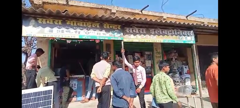 गढ़वा के चिनिया प्रखण्ड के मुख्य बाजार मे मोबाईल दूकान से चोरी