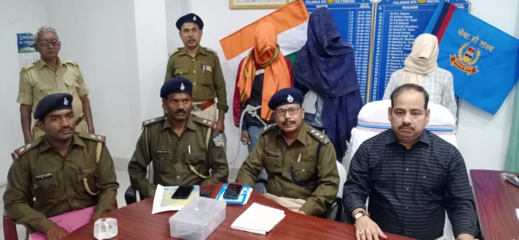 पलामू में 10 लाख रूपए और पिस्टल मांगी
