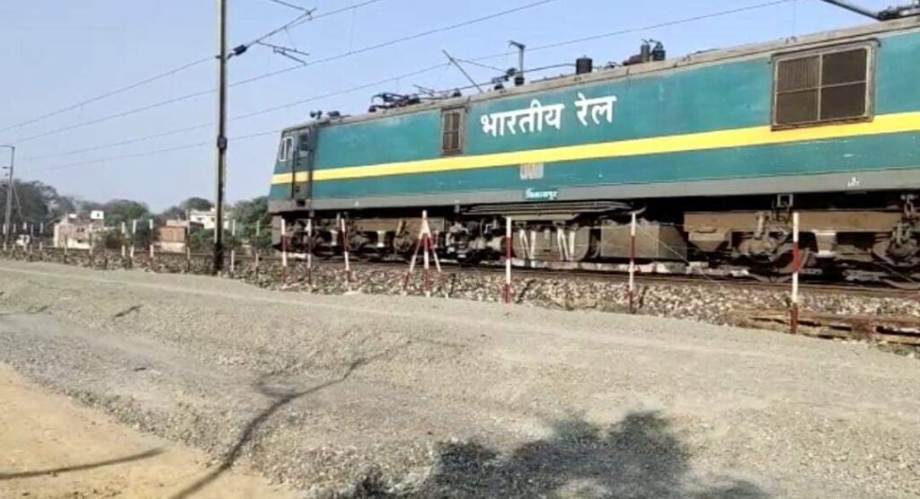 पिछे के डब्बों को छोड़ आगे बढ़ा मालगाड़ी का इंजन, बड़ा हादसा टला