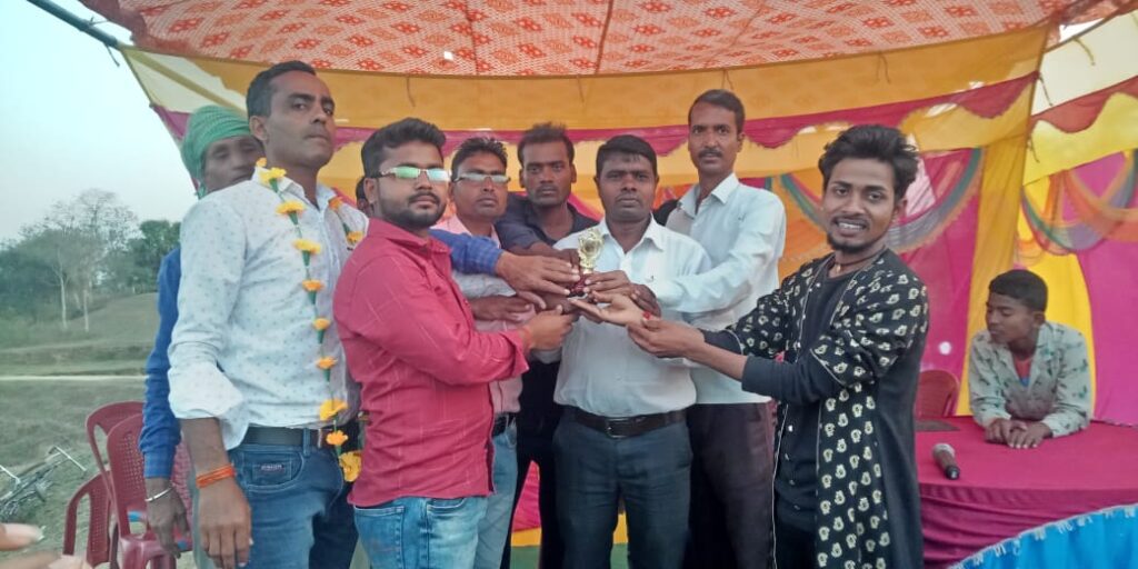 हरिहरपुर बली बाबा स्थान पर महाशिवरात्रि के अवसर पर विजय हिंद का जादू को शो देखने के लिए उमड़ी हजारों की भीड़