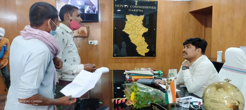 उपायुक्त रमेश घोलप ने कार्यालय में जनता दरबार लगा कर जाना समस्या