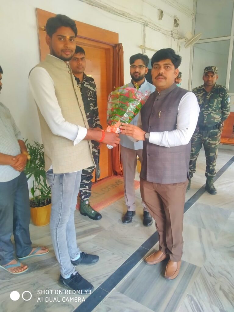 महिला समाजसेविका शर्मा रंजनी के पूर्व की जनहित मांगों की ओर नव पदस्थापित उपायुक्त महोदय की ध्यान आकृष्ट कराते –  समाज कल्याण सेवा संस्थान के प्रतिनिधि मंडल