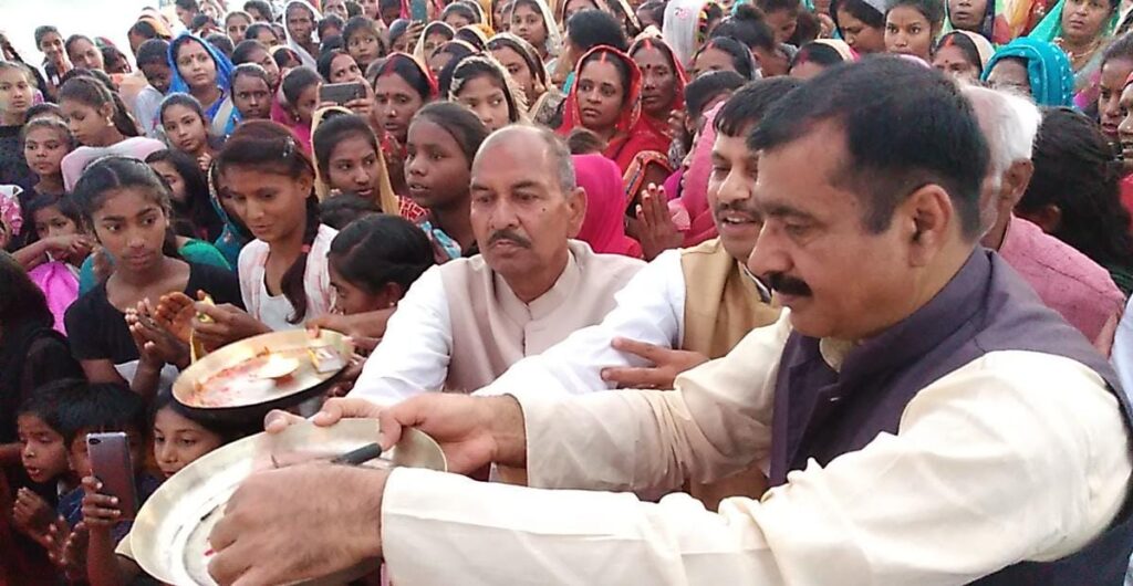 विराट संत महासम्मेलन के 6वें दिन श्री राम कथा में शामिल हुए भारतीय जनता पार्टी प्रदेश कार्यसमिति सदस्य डॉ ईश्वर सागर चंद्रवंशी सहित बिश्रामपुर मंझिआंव विधानसभा क्षेत्र के पूर्व विधायक प्रत्याशी श्री नरेश सिंह एवं अधिवक्ता सह राजद नेता श्री धीरेंद्र कुमार सिंह उर्फ पप्पू सिंह।