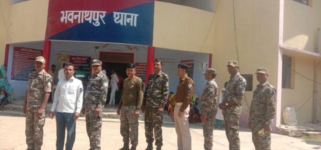 बिहार के तर्ज पर 13 माह का वेतन व अवकाश जैसी मांग को ले पुलिस कर्मियों ने काला बिल्ला लगाकर किया ड्यूटी