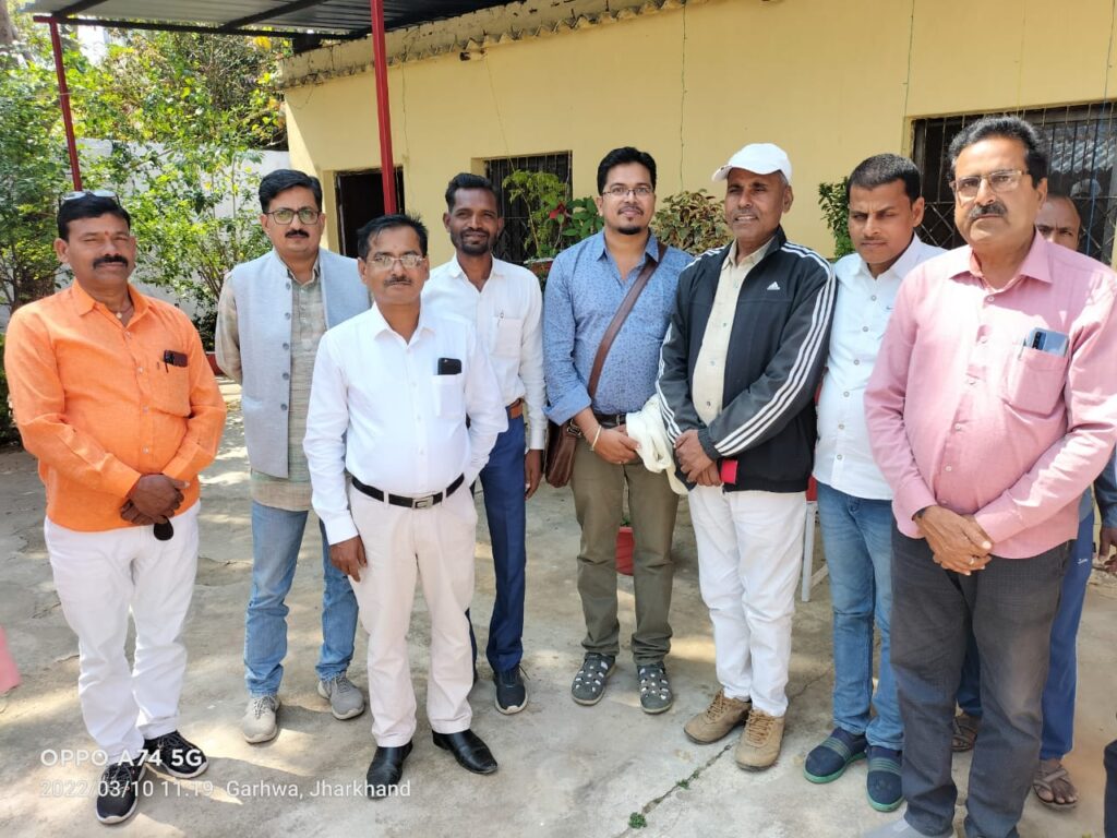 विधायक आवास पर चिकित्सकों को अंग वस्त्र भेंट कर सम्मानित करते भाजपा नेता भगत दयानंद यादव