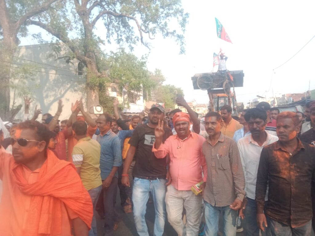 भाजपा के कार्यकर्ताओं ने बुलडोजर के साथ निकाला भव्य जुलूस