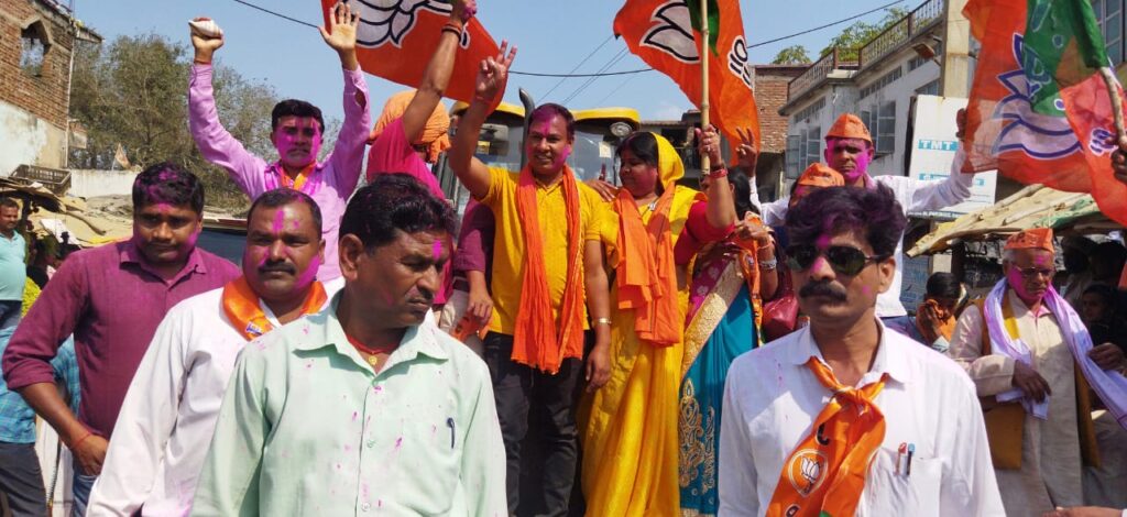बीजेपी मंडल पांडू के कार्यकर्ताओं ने निकाला भव्य विजय जुलूस।