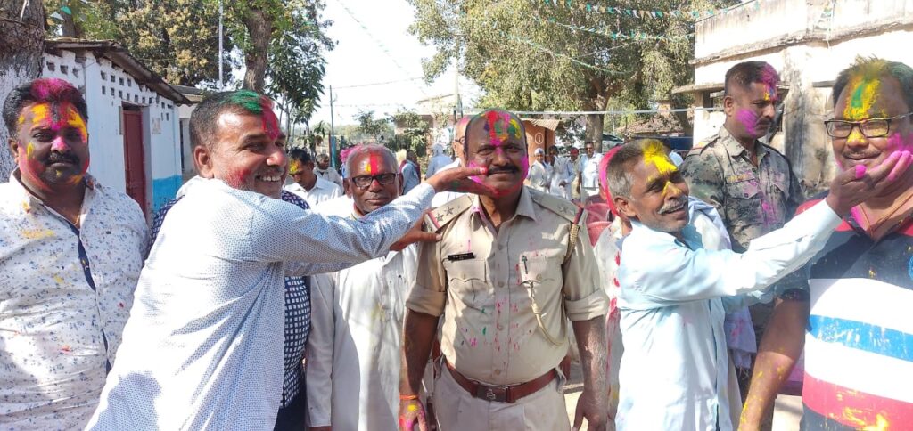 होली पर्व मनाने को लेकर थाना परिसर में हुई शांति समिति की बैठक एवं होली मिलन समारोह।