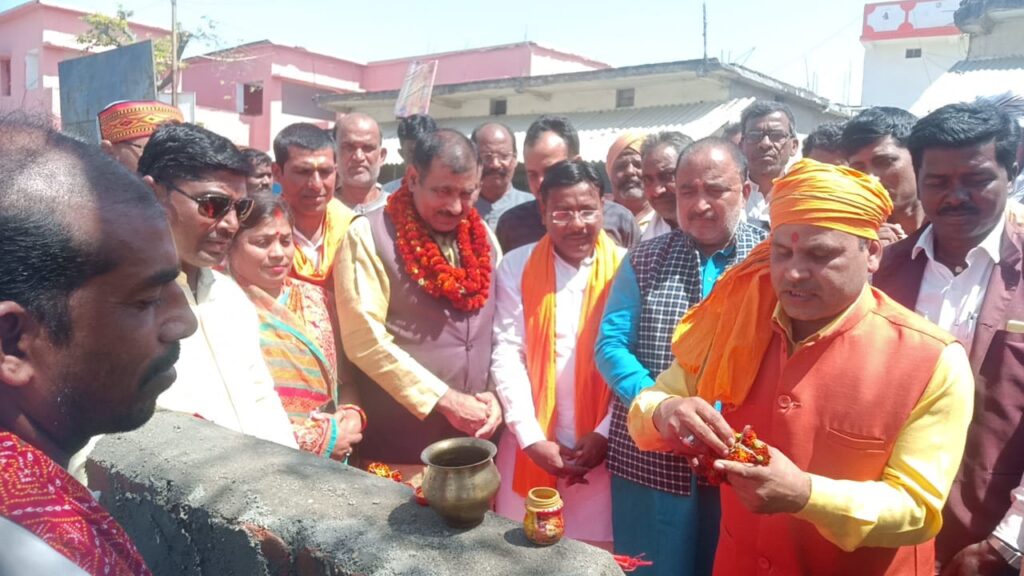 मंझिआंव सुंडीपुर मुख्य सड़क मजबूतीकरण को लेकर किया गया शिलान्यास….डॉक्टर ईश्वर सागर चंद्रवंशी।