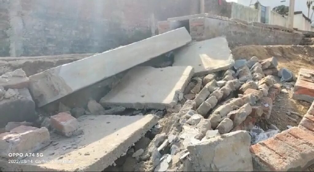 नाली निर्माण में किया गया घटिया सामग्री का उपयोग