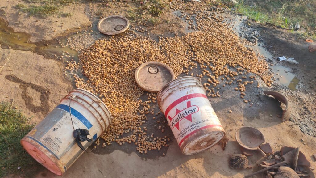 भवनाथपुर पुलिस ने अवैध महुआ शराब के खिलाफ कार्रवाई करते हुए आधा दर्जन शराब भट्ठी को किया ध्वस्त