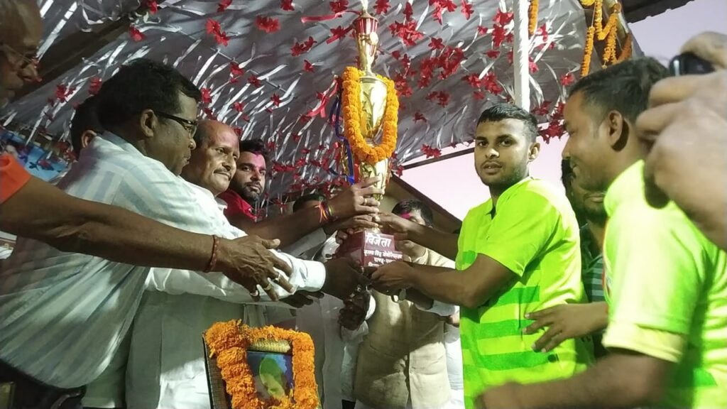 कृष्णा सिंह मेमोरियल फुटबॉल टूर्नामेंट का फाइनल मुकाबला रेहला बनाम बिश्रामपुर के बीच।