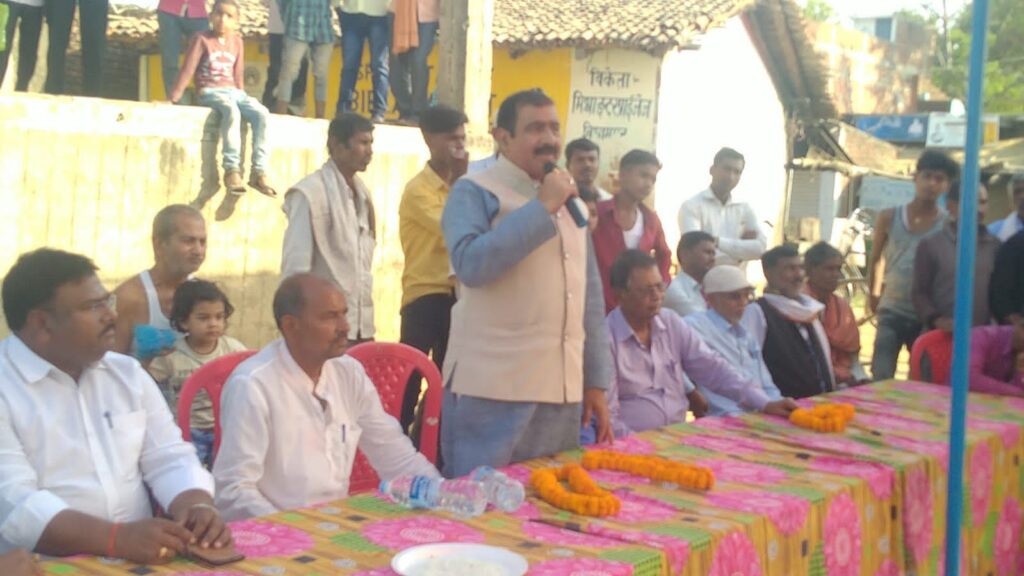 मुख्यालय स्थित पंचमुखी मंदिर परिसर में भाजपा नेता डॉ ईश्वर सागर चंद्रवंशी ने फीता काट कर होली मिलन समारोह का किया उद्घाटन