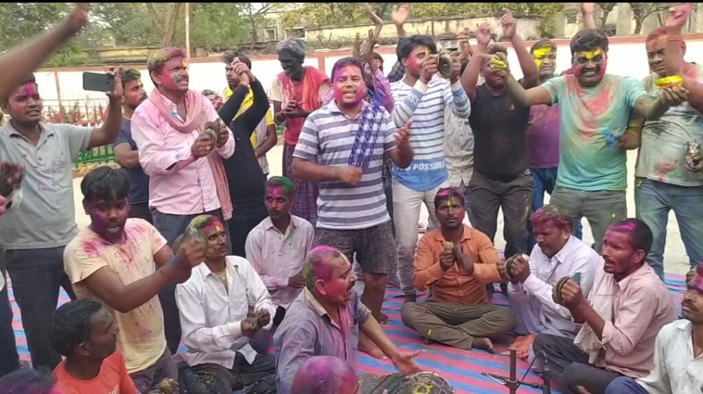 हर्षोल्लास के साथ रंगों का त्योहार होली हुआ संपन्न, ढोलक और झाल से पारंपरिक होली गीतों पर जमकर उड़े अबीर-गुलाल