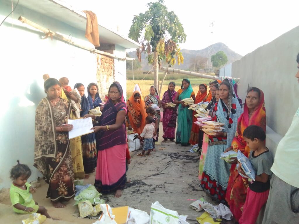 आंगनबाड़ी सेविकाओं ने पोष्टिक सामग्री का किया वितरण