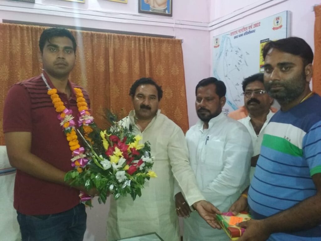 महावीर नवयुवक दल के अध्यक्ष युगल किशोर ने शहर थाना प्रभारी को गुलदस्ता देकर किया सम्मानित