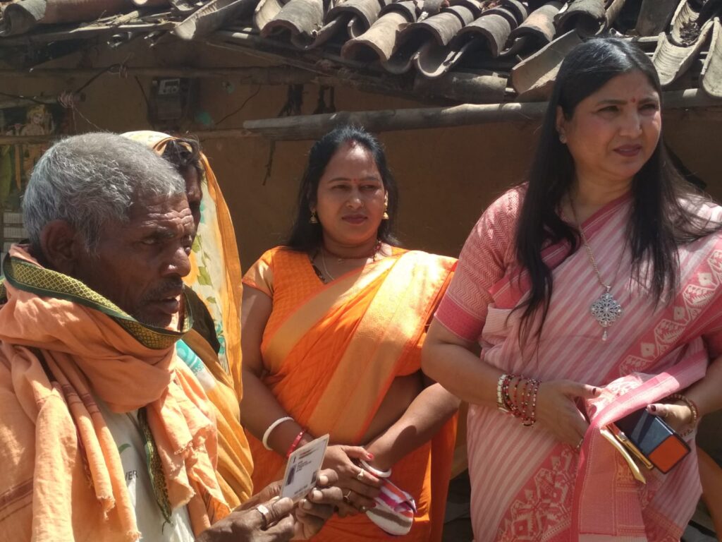 आग लगने से घर में रखे सामान जलकर हुआ बर्बाद