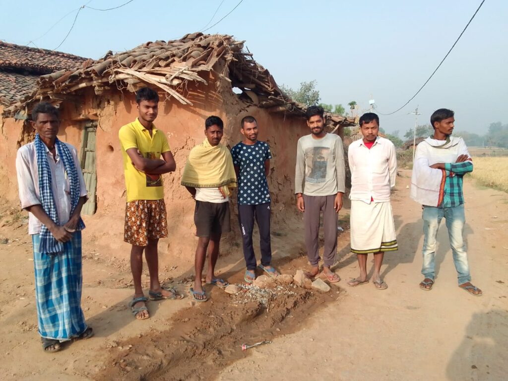 जल मीनार का पाइप फट जाने से लोगों को हो रही परेशानी