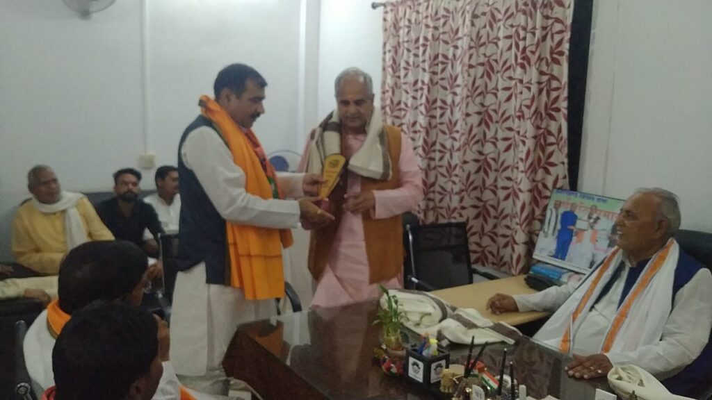 विश्रामपुर मां अष्टभुजी एवं श्री साईं बाबा के श्री चरणों में पहुंचे भाजपा के कई दिग्गज नेता।