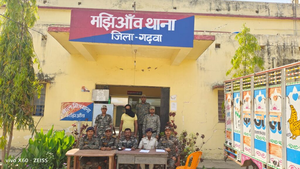 मंझिआंव(गढ़वा):गड़ेरिया हत्याकांड में पुलिस ने तीसरे मुख्य अभियुक्त भेड़ व्यापारी को कांड में प्रयुक्त पिकअप वैन के साथ किया गिरफतार।