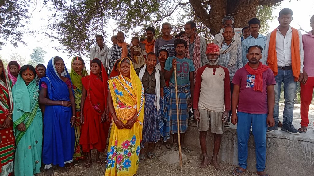 आदिवासी के साथ सौतेलापन दिखा रहे हैं पांडू प्रखंड के पदाधिकारी व जनप्रतिनिधि- आदिवासी परिवार।